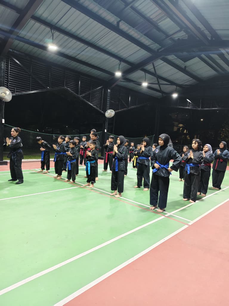 Pelajar GTP berbaris rapi semasa sesi latihan di gelanggang berbumbung