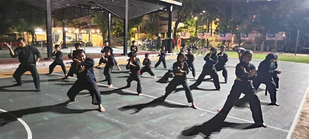 Pelajar GTP berlatih buah silat di gelanggang terbuka pada waktu malam
